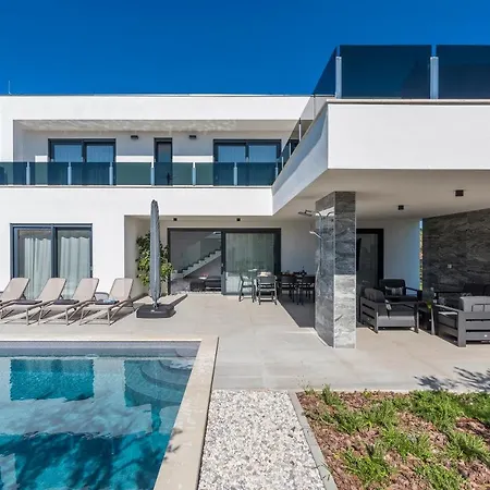 Sandi Villa