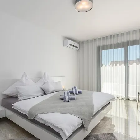 Sandi Villa